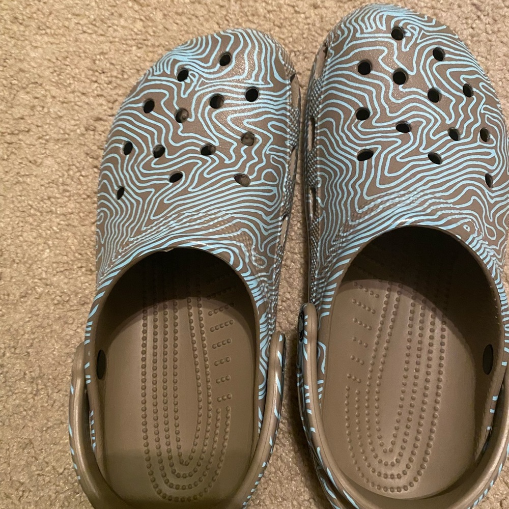 Mens crocs swirl.